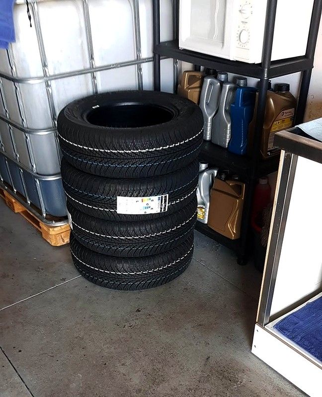 Nieuwe banden en olie op voorraad in de werkplaats