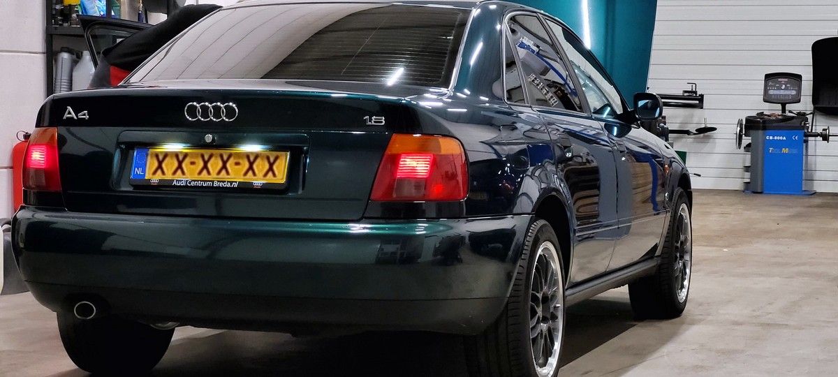 Een donkergroene Audi A4 in de werkplaats van GK Cars